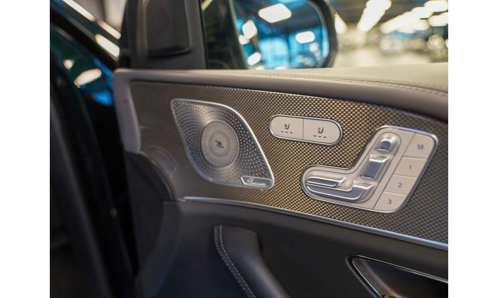 405646