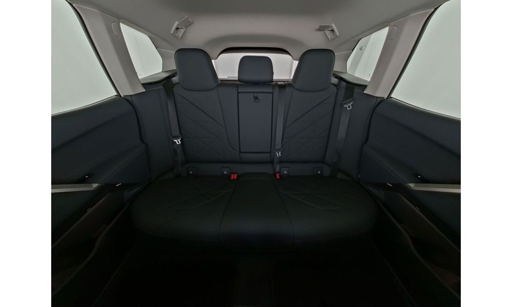 896858