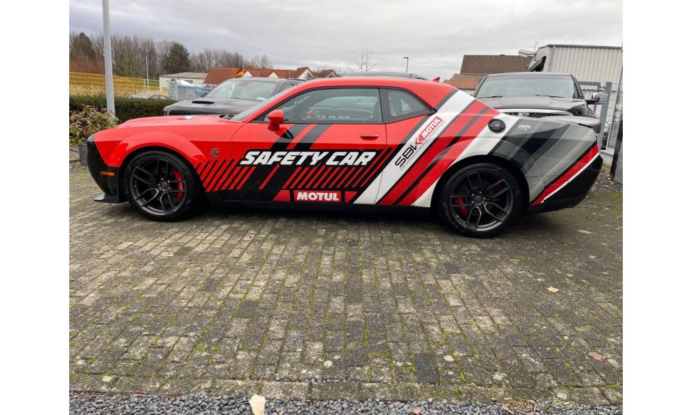 889028