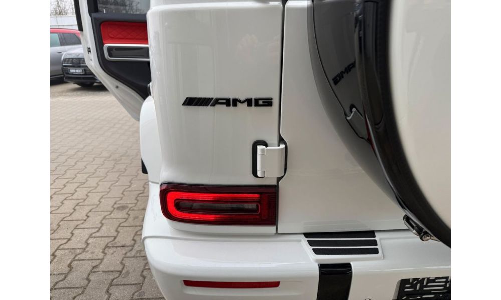 569743