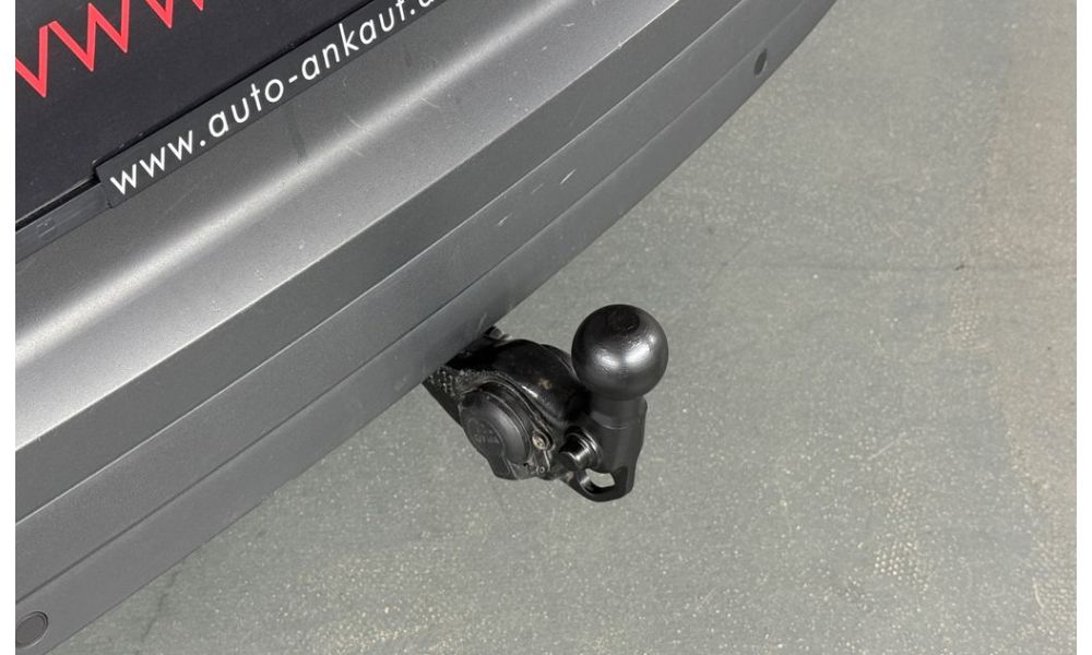 893858
