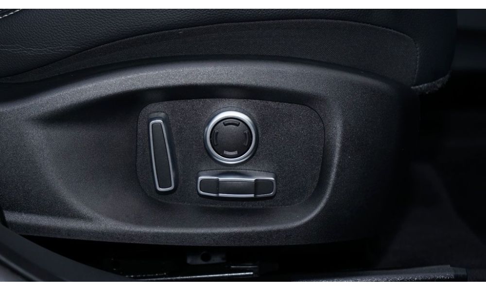 979557