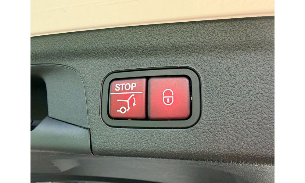 873784