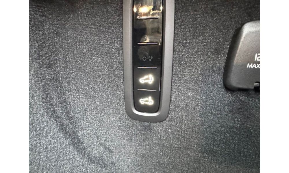 438823