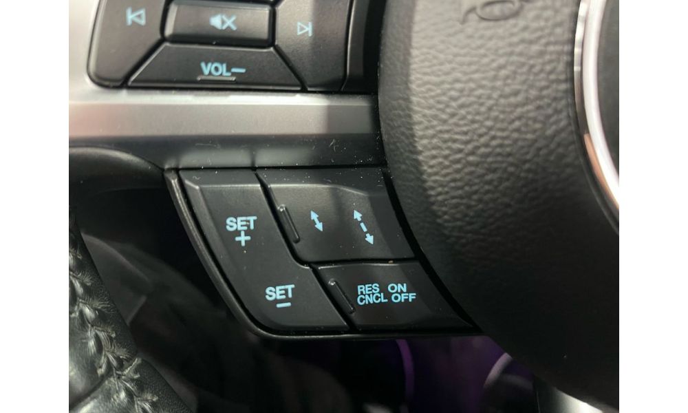 878133