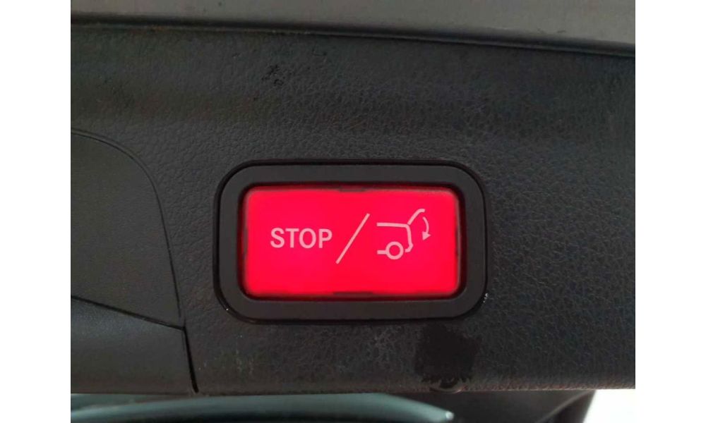 563858