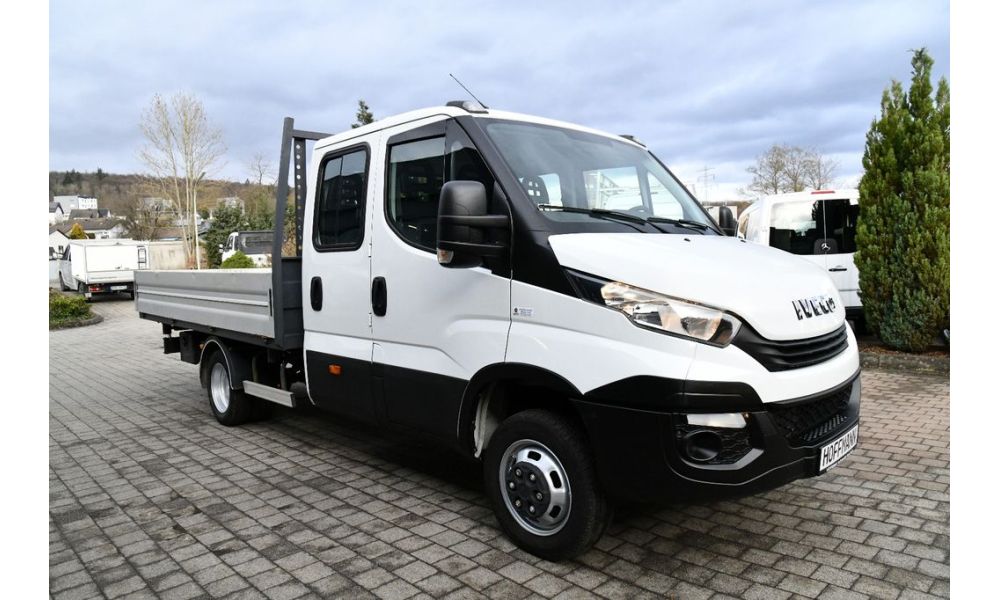 913570