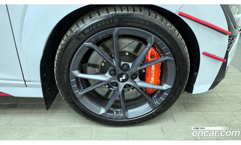 844702