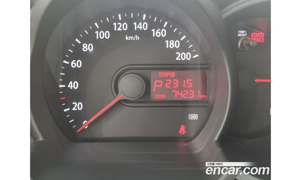 565808