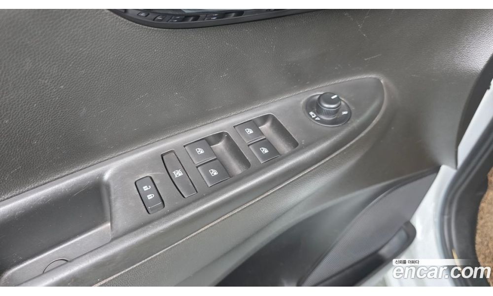 887649