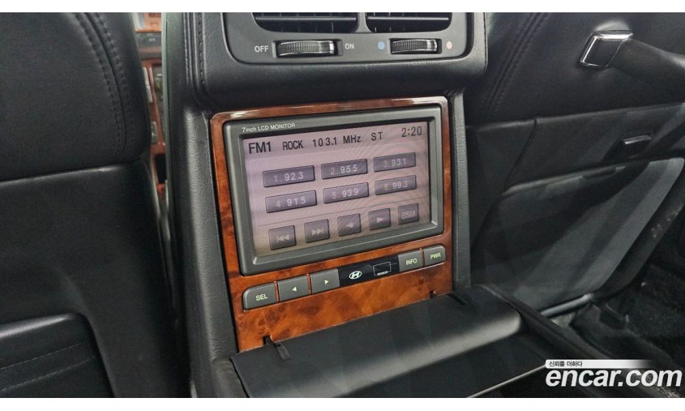 981098