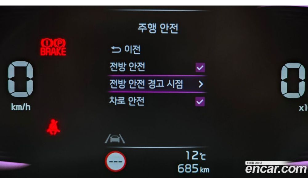 648793