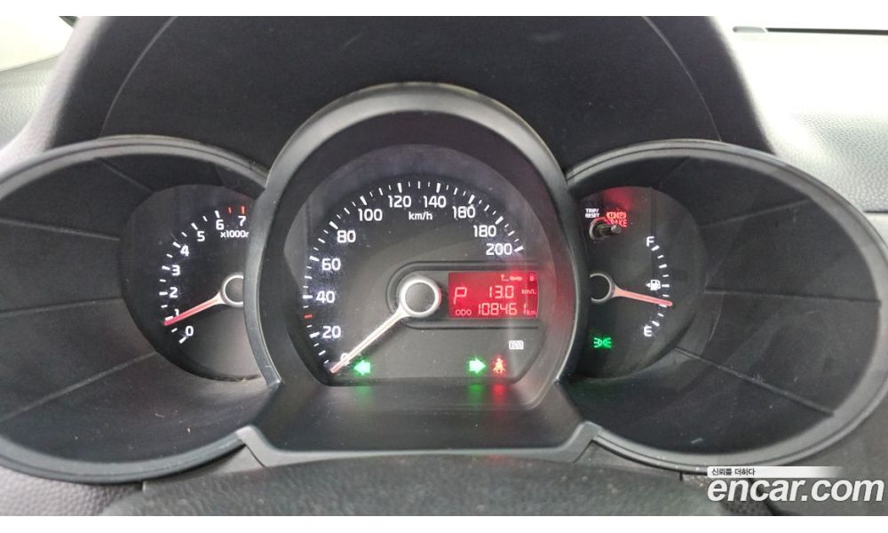 878911