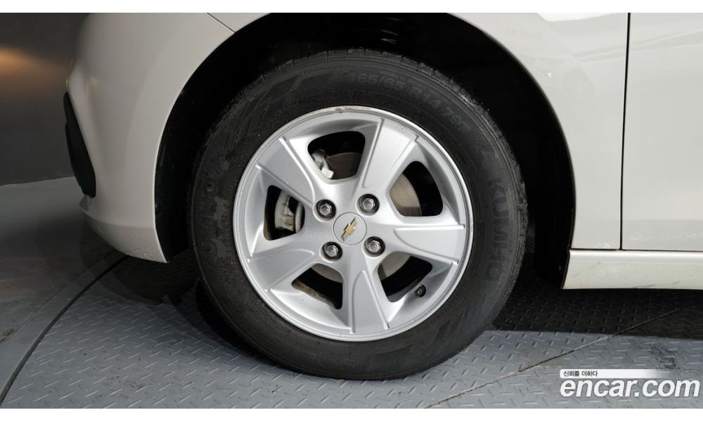 563076