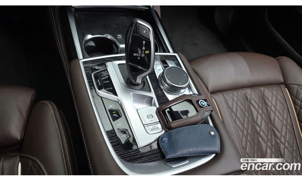 882843