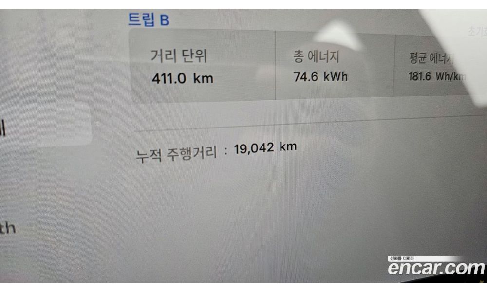975587