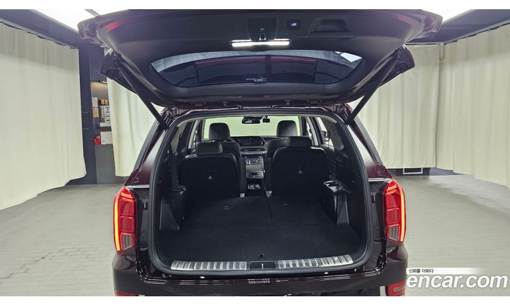 858223
