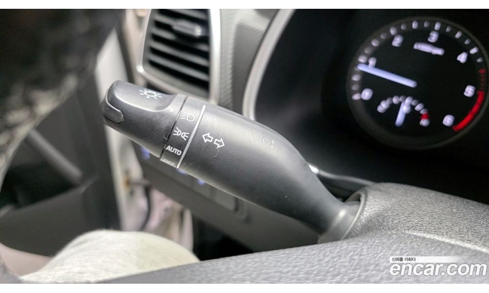 911429