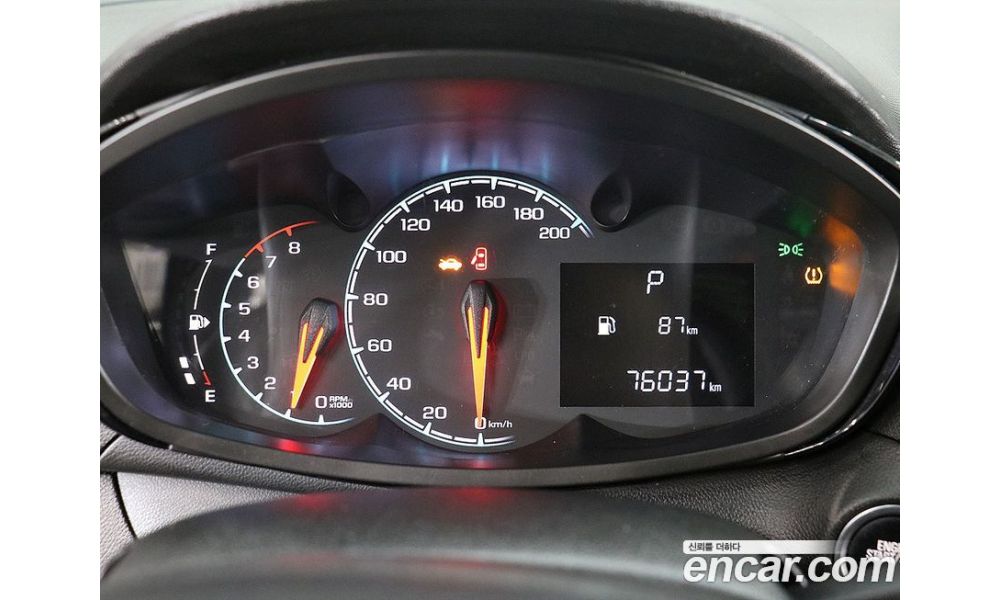 808737